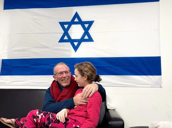 Η Έμιλι Χαντ αγκαλιά με τον πατέρα της Τομ (Πηγή: IDF)
