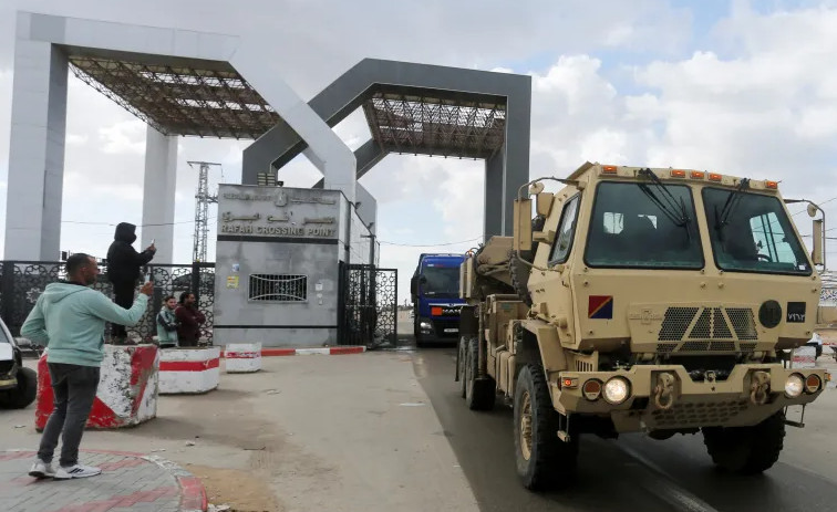 Φορτηγά που μεταφέρουν εξοπλισμό για το ιορδανικό νοσοκομείο στο συνοριακό πέρασμα της Ράφα (πηγή: Reuters)