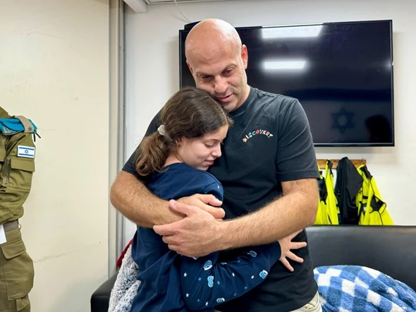 Η Χίλα Ροτέμ αγκαλιά με τον θείο της (Πηγή: IDF)