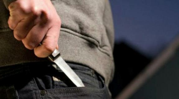 Ανήλικος έβγαλε μαχαίρι και απειλούσε τουρίστες λόγω της εθνικής τους καταγωγής