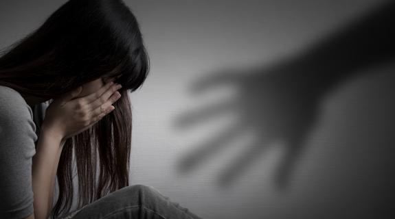 Παρενόχλησε σεξουαλικά 11χρονη και την τραυμάτισε για να μην το αποκαλύψει
