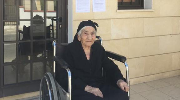 Σε ηλικία 104 ετών, η γηραιότερη ψηφοφόρος της Κύπρου (ΦΩΤΟ)