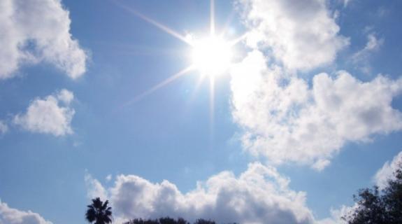 Ήλιος, σύννεφα και σκόνη: Πότε αναμένεται μικρή άνοδος της θερμοκρασίας
