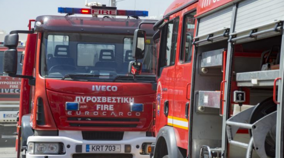 Μάχη με τις φλόγες: Πυρκαγιά σε δύσβατη περιοχή στη Δωρά