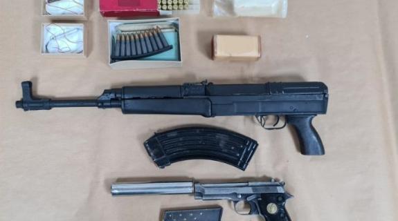 Πυροβόλα όπλα, εκρηκτικές ύλες και πυρομαχικά σε υπαίθριο χώρο στη Λάρνακα