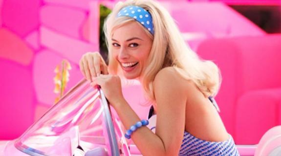 Margot Robbie: Κυκλοφόρησαν οι πρώτες της φωτογραφίες ως Barbie