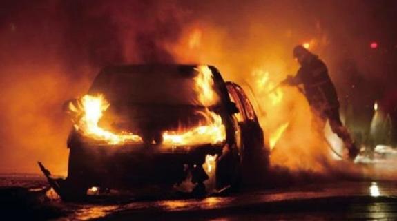 Τυλίχθηκαν στις φλόγες πέντε οχήματα σε χώρο στάθμευσης στη Λεμεσό