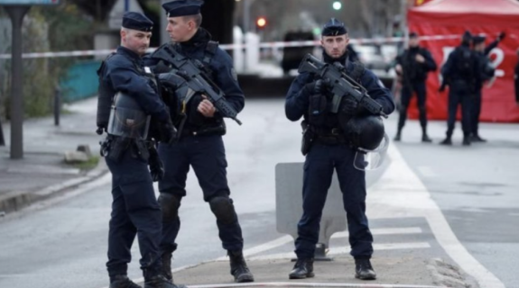 Γαλλία: Στην Εντατική αστυνομικοί που δέχθηκαν σφαίρες