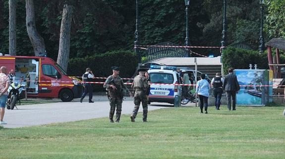Γαλλία: Άνδρας εισέβαλε σε πάρκο και μαχαίρωσε παιδιά