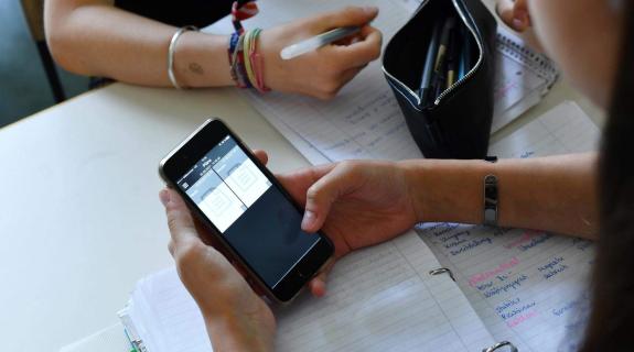 Γαλλική έκθεση: Επείγον να μπει τέλος στη χρήση smartphone για τους κάτω των 13