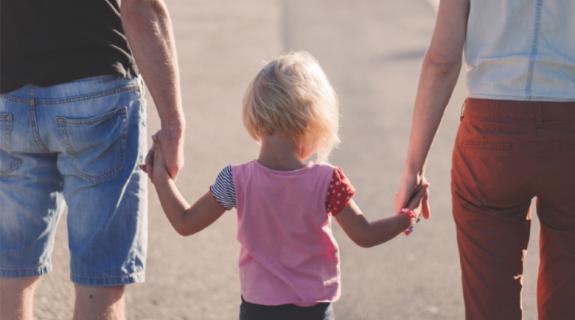 Αποξένωση και «άδικα» διατάγματα: Σωρεία τα προβλήματα των διαζευγμένων γονέων