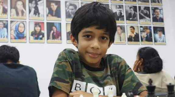 Οκτάχρονος-διάνοια στο σκάκι, έγινε ο νεότερος παίκτης που κερδίζει grandmaster