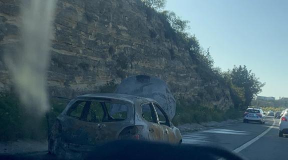 ΦΩΤΟΓΡΑΦΙΕΣ: Στάχτη το όχημα που πήρε φωτιά στον αυτοκινητόδρομο