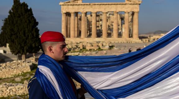 ΒΙΝΤΕΟ: Δέος στην έπαρση της σημαίας στον Ιερό Βράχο της Ακρόπολης