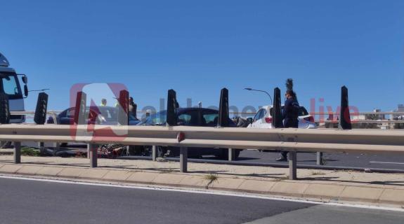 ΦΩΤΟ: Σοβαρό ατύχημα με δύο οχήματα, κυκλοφοριακό κομφούζιο στη γέφυρα Λατσιών