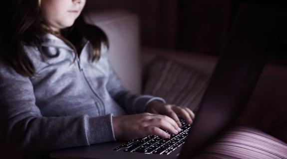 «Καμπανάκι» ΠΟΥ: Θύμα παρενόχλησης μέσω διαδικτύου σχεδόν ένα στα έξι παιδία