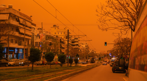Απόκοσμο τοπίο η Αθήνα με την εισβολή αφρικανικής σκόνης (ΦΩΤΟ)