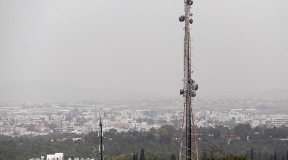 Πνιγμένη στη σκόνη η Κύπρος, δεν αποκλείονται βροχές και καταιγίδες