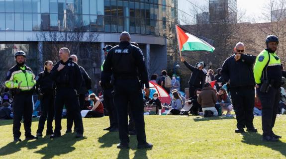 Σε προσαγωγές 100 φιλοπαλαιστινίων διαδηλωτών προχώρησε η αστυνομία στη Βοστώνη