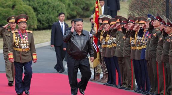 Ο Κιμ Γιονγκ Ουν επέβλεψε άσκηση «πυρηνικής αντεπίθεσης»