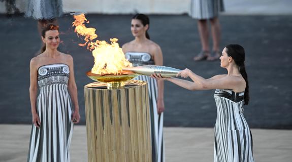 Ολυμπιακή Φλόγα: Στον δρόμο για το Παρίσι, η εντυπωσιακή τελετή παράδοσης