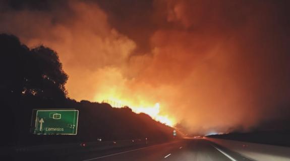 Ρίψη πυροτεχνημάτων πίσω από την πυρκαγιά στο Χα Ποτάμι, στάχτη 5 εκτάρια γης