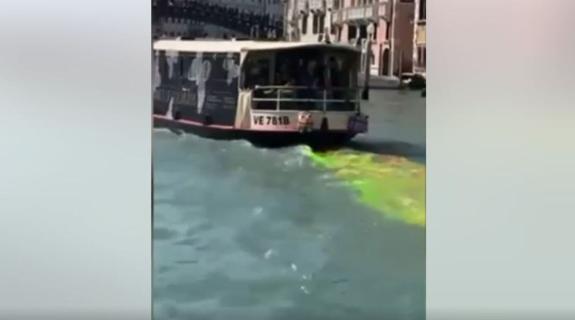 Βενετία: Πράσινο και κόκκινο έβαψαν το Μεγάλο Κανάλι ακτιβιστές