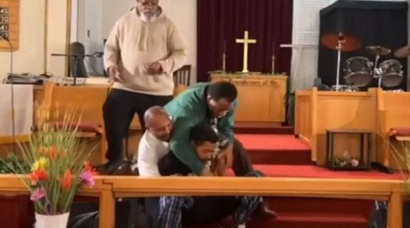 ΒΙΝΤΕΟ: Καρέ καρέ η εισβολή ενόπλου σε εκκλησία στην Πενσιλβάνια