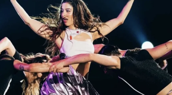 Eurovision: Έφερε τα πάνω-κάτω στη σκηνή η Σάττι και αποθεώθηκε