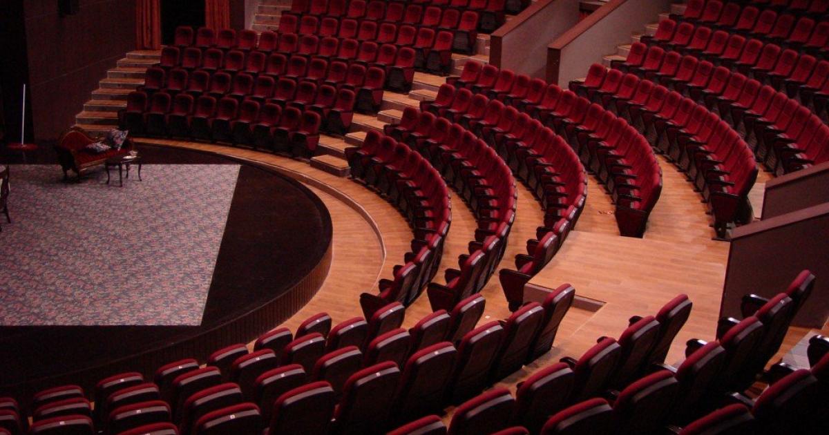 «Σπασμένη» σιωπή στο θέατρο, αναζητούν στοιχεία για σεξουαλική παρενόχληση