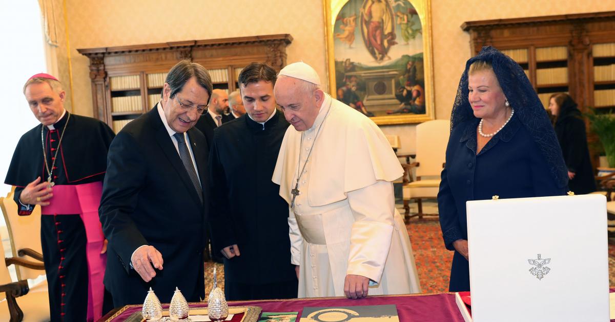 Τι δώρα αντάλλαξαν Πρόεδρος Αναστασιάδης - Πάπας Φραγκίσκος ...