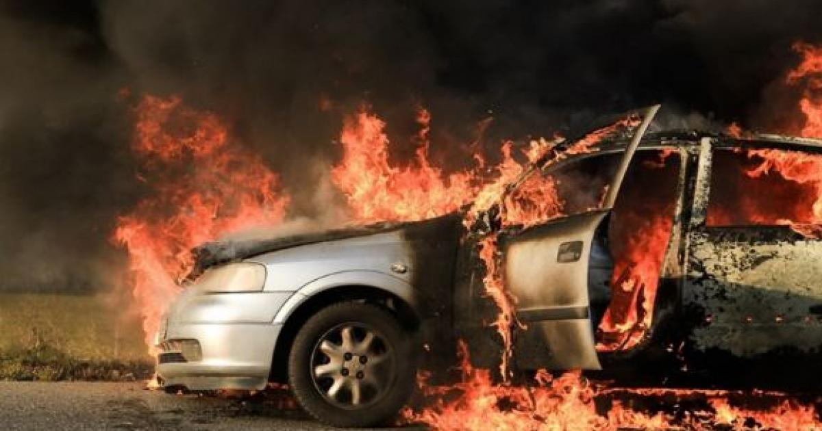 Πυροσβεστικό όχημα που καταναλώνεται στο Στρόβολο: Η αστυνομία ερευνά τις αιτίες (VIDEO)