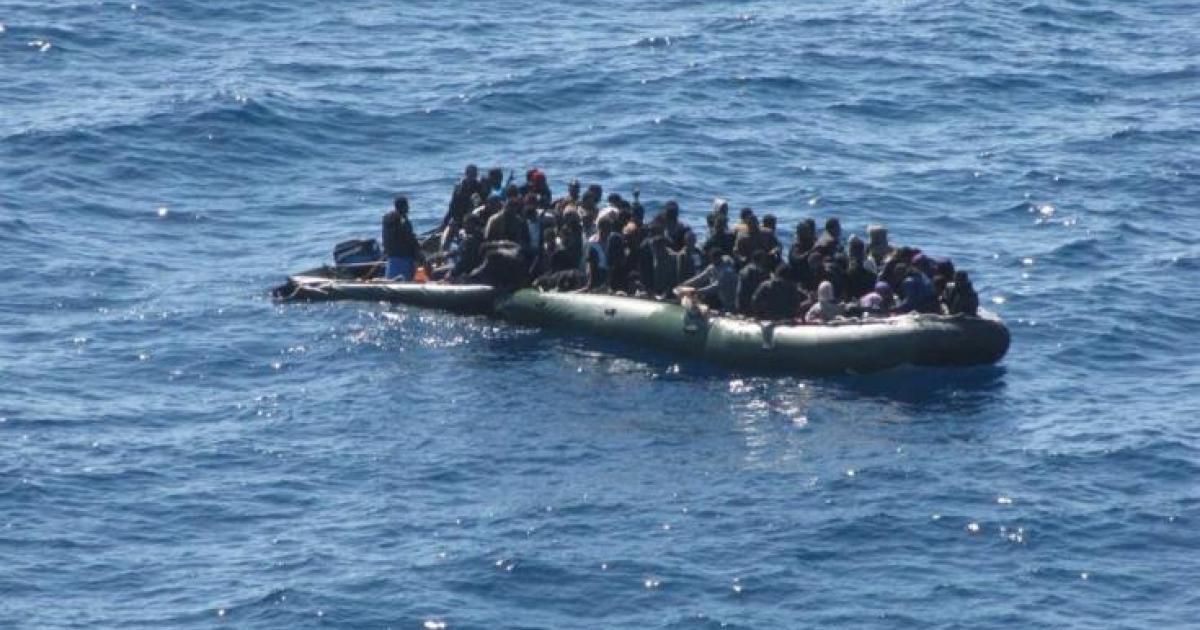 Γυναίκες երեխան που συνοδεύουν παιδιά σε πλοίο που μεταφέρουν 75 μετανάστες από τη Συρία (VIDEO)