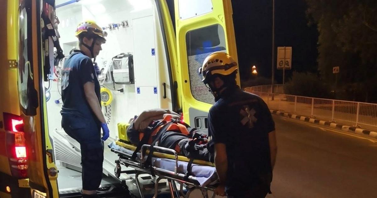 Ένας ηλικιωμένος άνδρας νοσηλεύτηκε μετά από σύγκρουση με φορτηγό