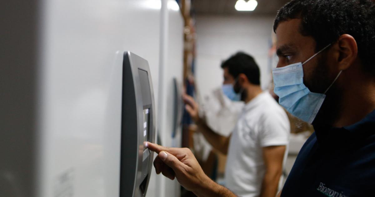 6.825 δόσεις εμβολίου Pfizer φτάνουν στην Κύπρο (VIDEO)