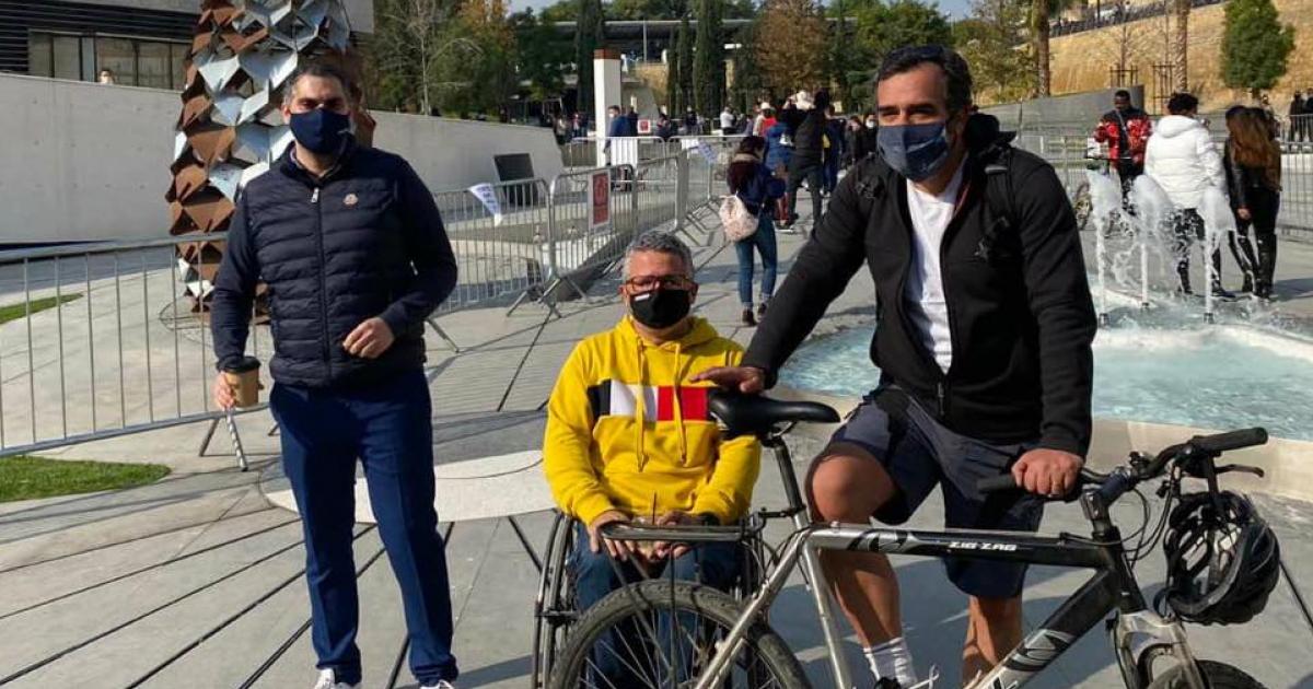 Ο δήμαρχος Λευκωσίας οδηγεί ένα ποδήλατο στην πλατεία Ελευθερίας (ΒΙΝΤΕΟ)