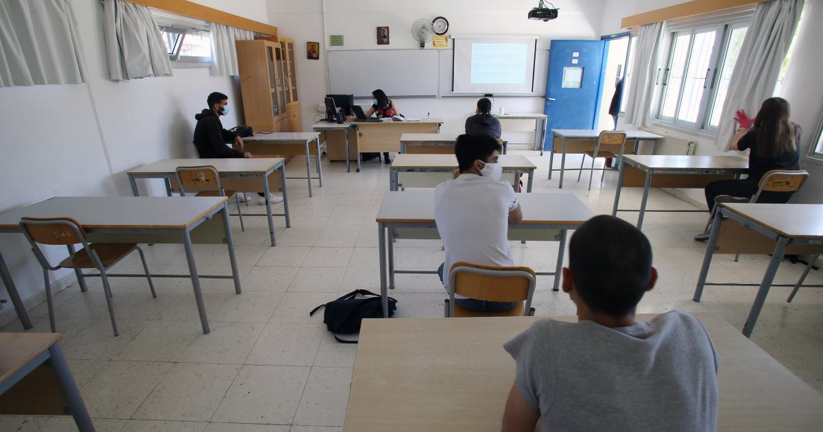 Οι γονείς απαιτούν από τους μαθητές γυμνασίου να επιστρέψουν τα τραπέζια, δηλαδή τους Πανκυπρίους