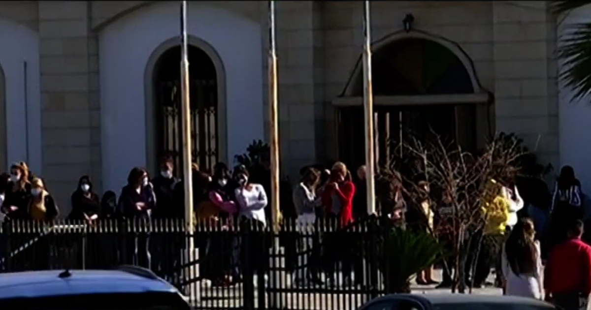 Πλήθος ανθρώπων χωρίς εκδηλώσεις ությունների αποστάσεις για τα λείψανα του Αγίου Εφραίμ (VIDEO)