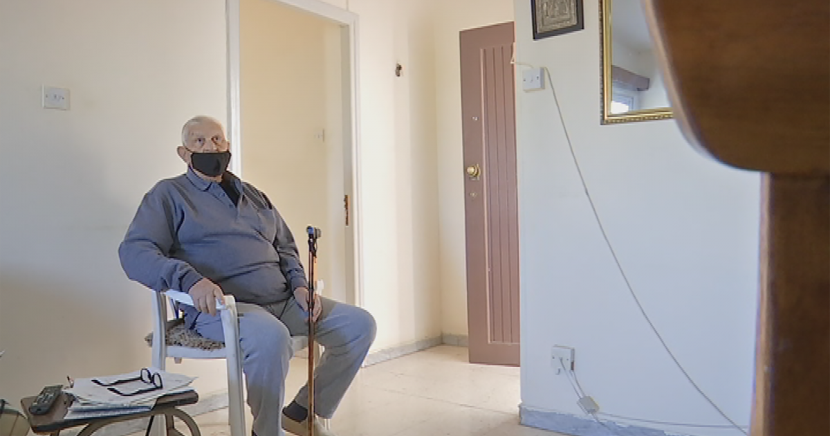 Ο παππούς Χριστάκης ζει κλειδωμένος στους τέσσερις τοίχους του σπιτιού του