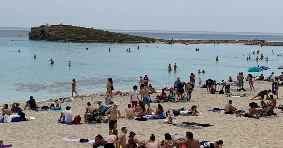 Πλήθη μαζεύονται στις παραλίες, σπεύδουν να απολαύσουν το πρώτο τους μπάνιο (VIDEO)