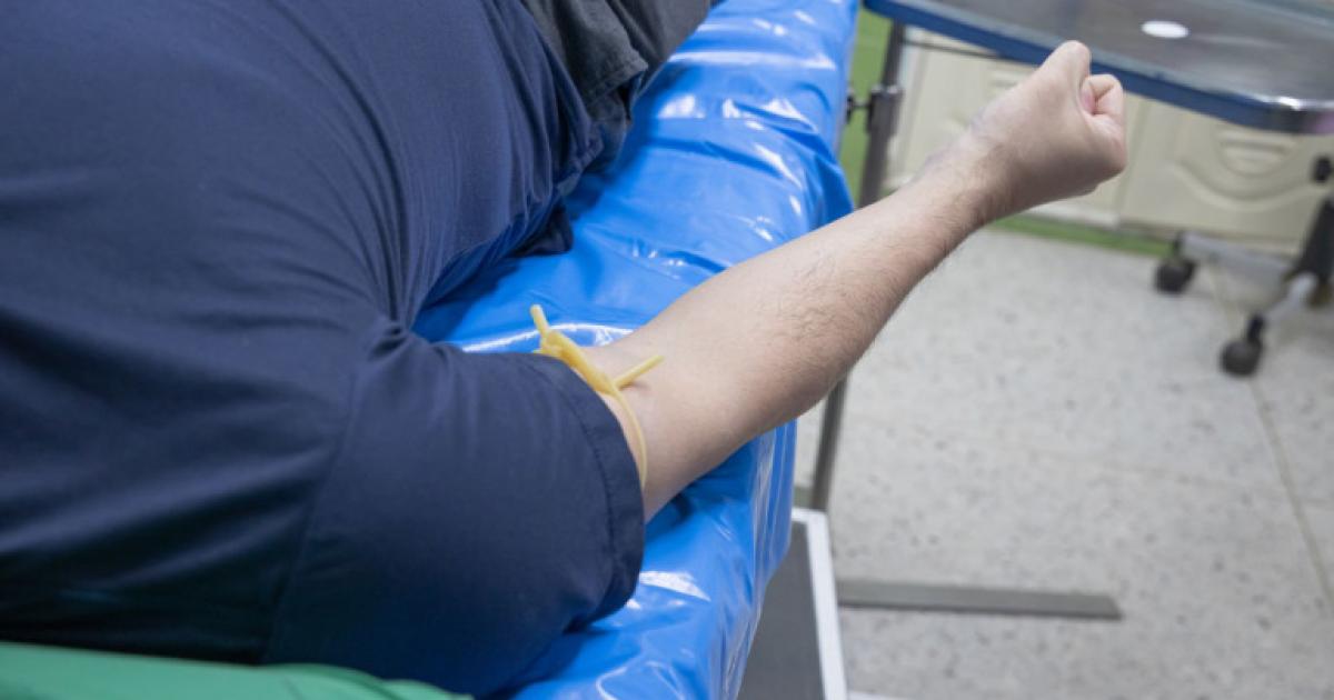 Sorpresa anti-vaccino: avvolge il braccio nella gomma per tenere fuori il vaccino