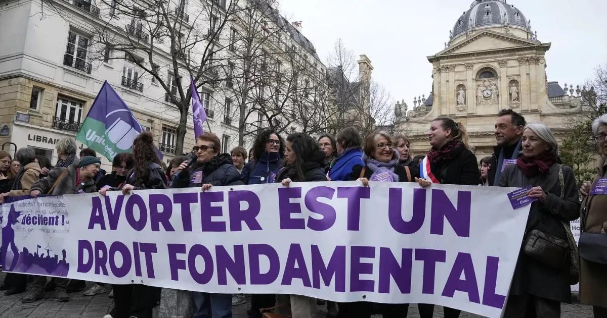 La France entre dans l’histoire : le droit à l’avortement est inscrit dans la constitution