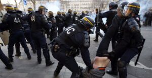 Γαλλία 35 συλλήψεις κινέζων διαδηλωτών