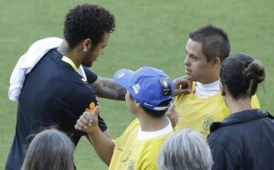 Η αγκαλιά του Νεϊμάρ σε παιδιά με Σύνδρομο Down