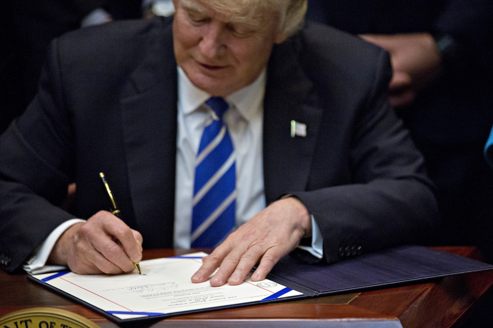 Τέλος στις περιβαλλοντικές προστασίες του Ομπάμα