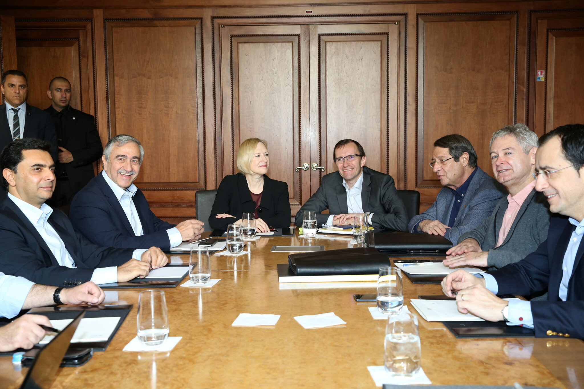 Xωριστές συναντήσεις Έιντε με τους δύο διαπραγματευτές