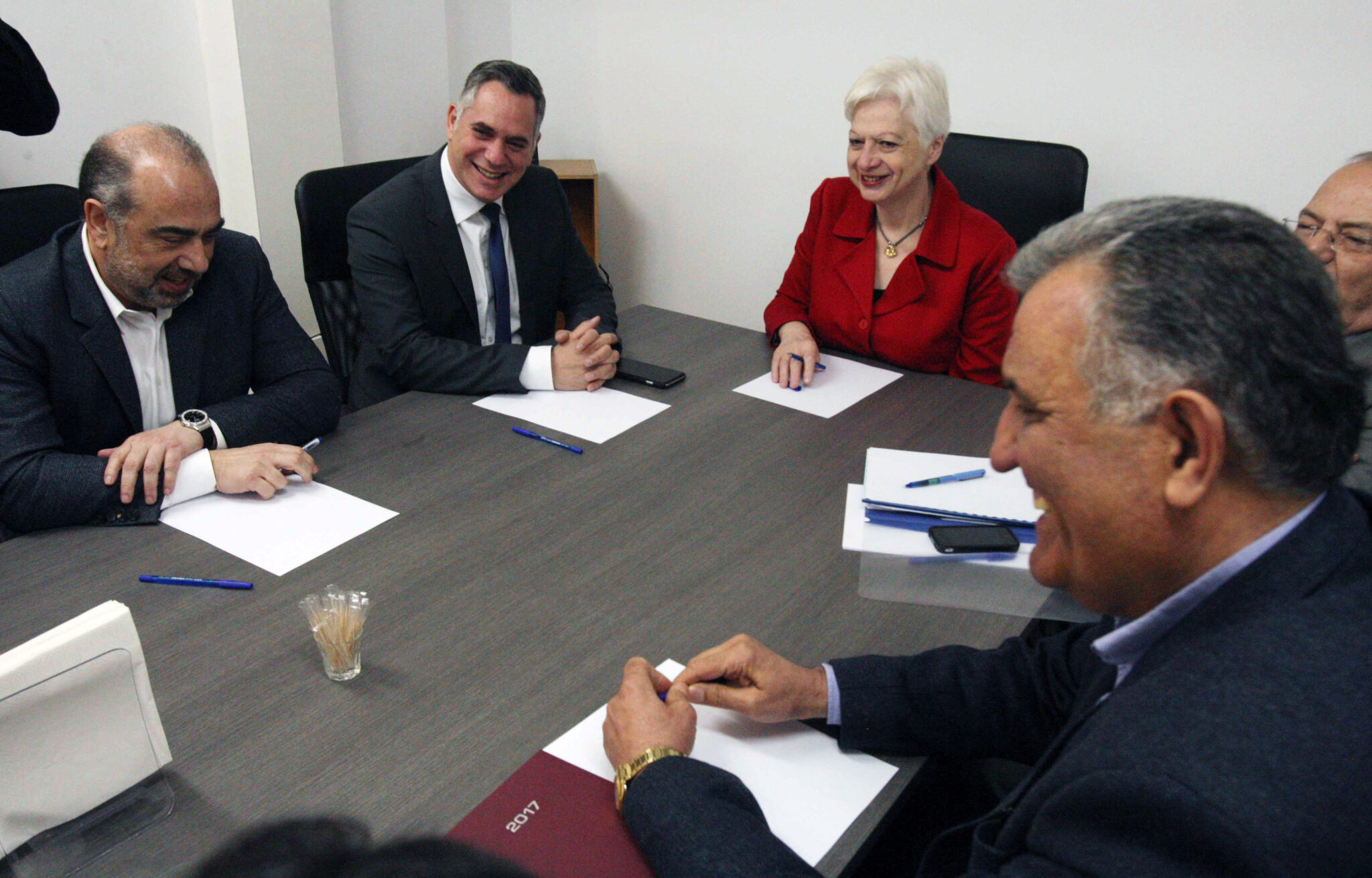 Ενδιάμεσος: Σχεδιάζουν το κουστούμι του κοινού υποψηφίου