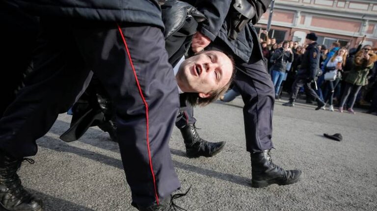 "Προσβολή των δημοκρατικών αξιών" η σύλληψη διαδηλωτών στη Ρωσία