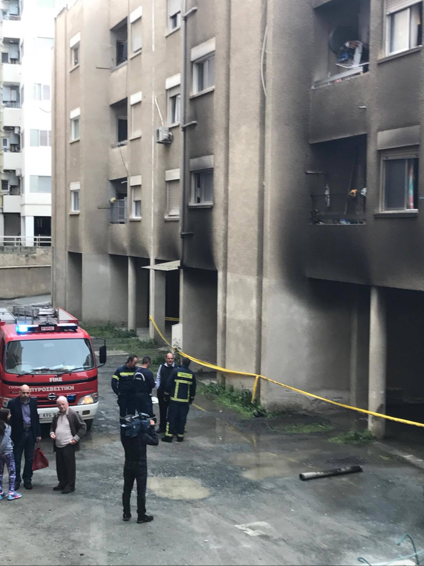 Στις φλόγες διαμέρισμα κοντά στην Πρεσβεία των ΗΠΑ (ΦΩΤΟ)