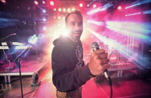 Ο Σάκης Τανιμανίδης και… τραγουδιστής. Με ποιον καλλιτέχνη έκανε ντουέτο;